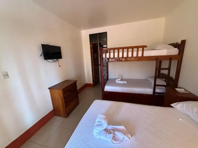 Habitación familiar del hotel con cama y camarote