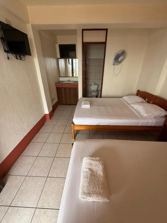 Habitación doble con ventilador y dos camas