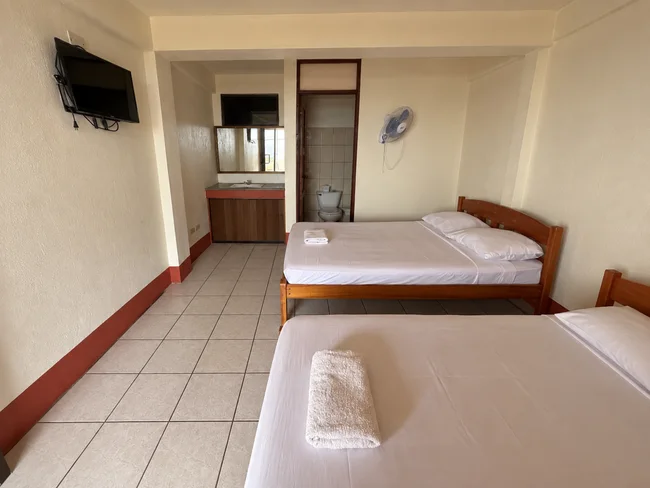 Habitación doble con ventilador y dos camas