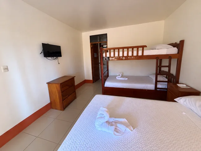 Habitación familiar del hotel con cama y camarote
